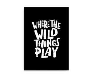 Plakat med citatet "Where the wild things play" i hvide, fede bogstaver på en sort baggrund.