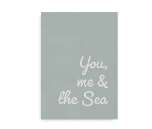 Plakat med teksten "You, me & the Sea" i hvid skrift på en grøn baggrund.