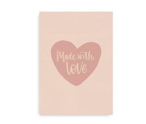 Plakat med rosa hjerte og teksten "Made with Love".