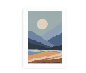Abstrakt plakat af et landskab med bjerge, en måne og en flod, i dæmpede farver.