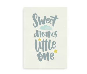 Plakat med teksten "Sweet dreams little one" med skyer og stjerner i bløde farver.
