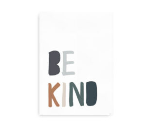 Plakat med tekst 'BE KIND' i farvede bogstaver.