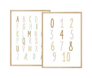 Sæt med to plakater, én med alfabetet og én med tallene 0-10 i en elegant farvepalette af guld, rosa og lysegrøn på hvid baggrund.