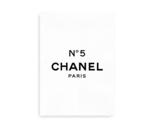 Plakat med "N°5 Chanel Paris"-design i sort og hvid.