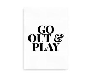 Plakat med teksten "Go out & play" i store, fede bogstaver.