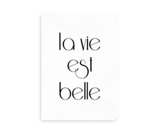 Plakat med teksten "la vie est belle" i stilfuld sort skrift.