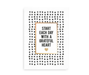 Plakat med teksten "Start each day with a grateful heart" indrammet af en sort prikket kant og et hjerte i bunden.