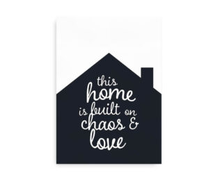 Plakat med teksten "This home is built on chaos & love" i en husformet grafisk design.