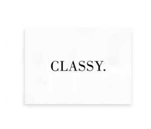 Plakat med ordet "CLASSY" i store bogstaver. Enkel, stilfuld og elegant design.