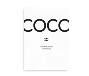 Plakat med citatet "I don't do fashion, I am fashion" og Coco Chanel logo.