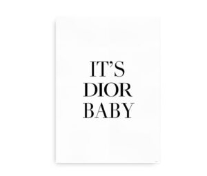 Plakat med teksten "It's Dior Baby" i store, elegante bogstaver på en hvid baggrund.