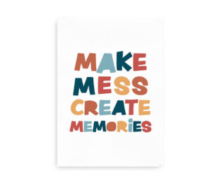 Plakat med teksten "Make mess create memories" i farverige bogstaver, som giver et livligt og energisk udtryk.
