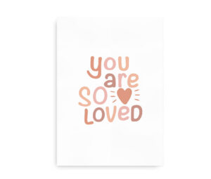 Plakat med teksten "You are so loved" i bløde farver og en hjerteillustration.
