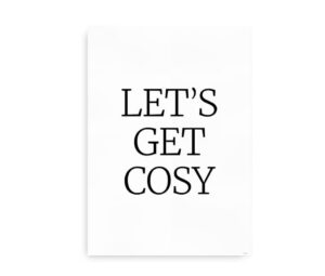 En simpel plakat med teksten "LET'S GET COSY" i stor, fed skrifttype på en hvid baggrund.