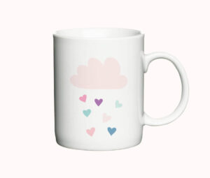 Hvid kaffekop med rosa sky og farvede hjerter regnende ned. Et sødt og simpelt design, perfekt til en god morgen.