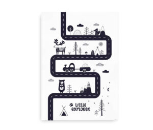 Plakat med et eventyrligt landskab for børn i mørkeblå nuancer, hvor en vej fører gennem bjergene med en bil og dyr som elementer.