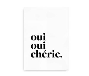 Plakat med teksten "oui oui chérie" i store, fede bogstaver på en hvid baggrund.