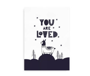 Plakat med teksten "You Are Loved" i sort og illustration af en lama omgivet af stjerner og træer.