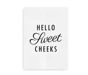 Plakat med teksten "Hello Sweet Cheeks" i en elegant skrifttype.