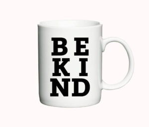Krus med teksten "Be kind" i store, fede bogstaver.