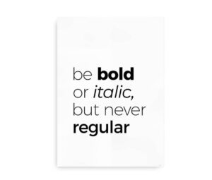 Plakat med teksten "be bold or italic, but never regular" i sort og hvidt, med ordet "bold" fremhævet i fed skrift og ordet "italic" i kursiv.