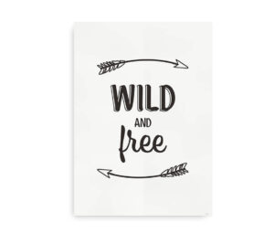 Plakat med teksten "Wild and Free" og pile-dekorationer.