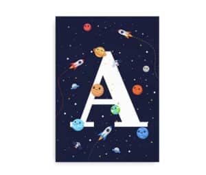 Plakat til børn med et stort hvidt "A" som forbogstav, omgivet af planeter, raketter og stjerner på en mørk blå baggrund.