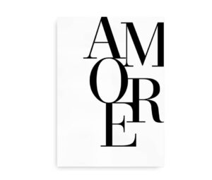 Plakat med ordet "Amore" i sort, kunstnerisk typografi på en hvid baggrund.