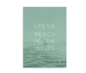 Plakat med teksten "Life's a beach, ride the waves" over et minimalistisk billede af en surfer ved havet i grønne nuancer.