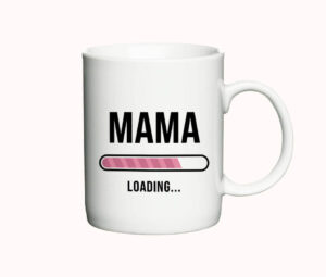 Hvid kaffekop med teksten "Mama loading..." og en lyserød progress bar.