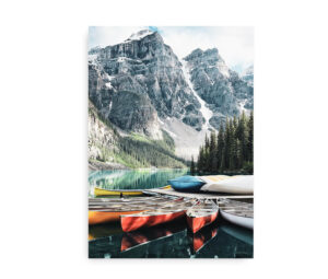 Plakat med farverige kanoer ved en spejlblank bjergsø omgivet af majestætiske bjerge og skov.