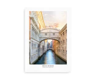 Plakat med motiv af Bridge of Sighs i Venedig, set over en smal kanal ved solnedgang.