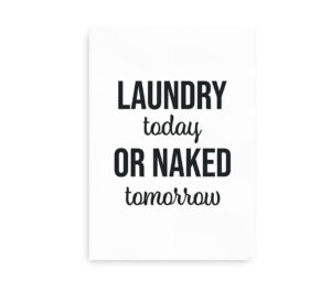 Plakat med teksten "Laundry today or naked tomorrow" skrevet i sort på en hvid baggrund.