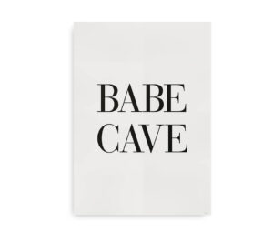 Plakat med teksten "Babe Cave" skrevet i sort på en hvid baggrund.
