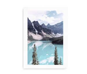 Pristine Moraine Lake - Plakat med et naturskønt motiv af en turkisblå bjergsø omgivet af sneklædte bjerge og grantræer.