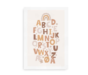 Alfabetplakat med bogstaver i bløde beige og brune nuancer samt en regnbue øverst.