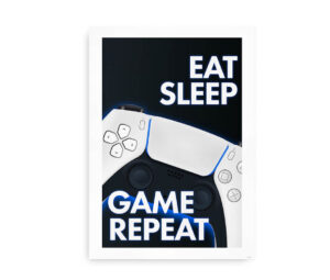 Gamer-plakat med PS5-controller og teksten "Eat Sleep Game Repeat" på sort baggrund.