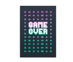 Plakat med retro gaming-tema, der viser pixelgrafik og teksten "Game Over" i neonfarver på mørk baggrund.