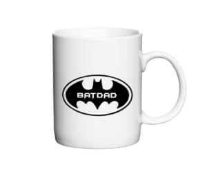 Hvid kaffekop med et sort Batman-logo og teksten "Batdad" i midten.
