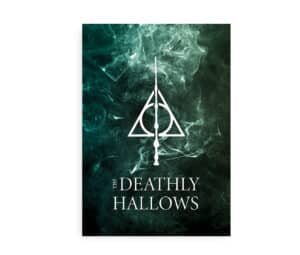 Plakat med "The Deathly Hallows"-symbol og tekst på en grøn tåget baggrund.