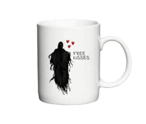 Hvid kaffekop med en illustration af en dementor, teksten "Free Kisses" og små røde hjerter.