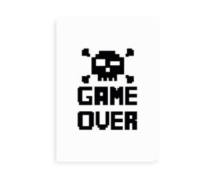Plakat med teksten "Game Over" og en pixeleret dødningehovedgrafik i sort på en hvid baggrund.