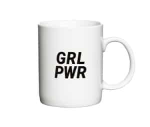 Hvid kaffekop med teksten "GRL PWR" i sort skrift.
