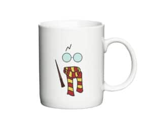 Hvid kaffekop med illustration af Harry Potter-inspirerede elementer: briller, lyn-ar, tryllestav og Gryffindor-halstørklæde.