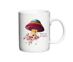 Hvidt krus med en farverig illustration af en UFO, der løfter en ko, og teksten "Here we go again!".
