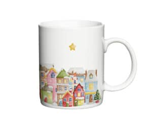 Hvid kaffekop med en farverig illustration af en sneklædt juleby og en gylden stjerne.