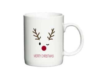 Hvid kaffekop med et minimalistisk julemotiv af et rensdyransigt, en rød næse, gevir og teksten "Merry Christmas" i rødt.