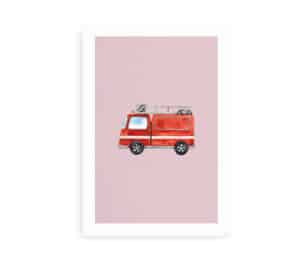 Plakat til børn med illustration af en rød brandbil på en lyserød baggrund.
