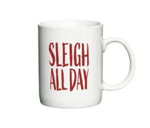 Hvid kaffekop med teksten "Sleigh All Day" i rød, håndskrevet stil.