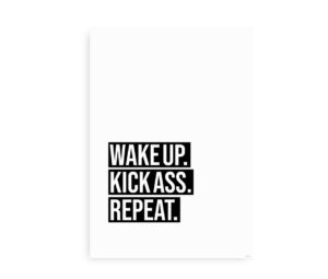 Motivationsplakat med teksten "Wake up. Kick ass. Repeat." i hvid tekst på sort baggrund, centreret på en hvid plakat.
